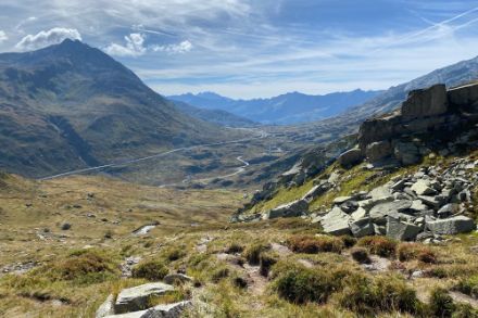 Das Hochdruckwetter setzt sich in der ganzen Schweiz durch. Heute und morgen zier(t)en noch ein paar Schleierwolken den Himmel, wie hier oberhalb von Airolo. Foto: Meteomeldung/APP