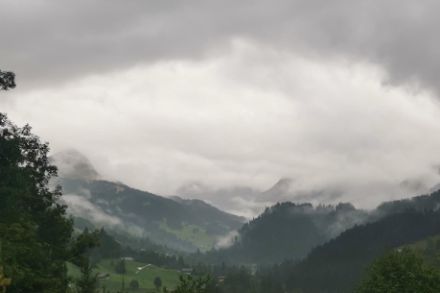 Nein, das ist nicht das Föhnfenster, welches in Vers-l’Eglise bei Les Diablerets heute Vormittag zu sehen war, sondern die tiefe Bewölkung, welche die Kaltfront mit sich brachte. Foto: Meteomeldung/APP