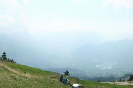 Webcam Wildspitz in der Zentralschweiz heute um die Mittagszeit, Blick Richtung Südost. Von der phänomenalen Bergsicht, die man hier üblicherweise in dieser Jahreszeit geniessen kann, war nicht viel zu sehen. (Quelle: Roundshot)