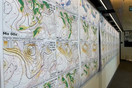 Die Kartenwand in der Wetterzentrale gibt einen raschen Überblick, was uns in der kommenden Woche erwartet.