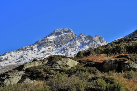 Das erwartet uns: Unten warme Farben, dazwischen etwas Schnee und darüber tiefblauer Himmel. (Bildquelle: Pixabay