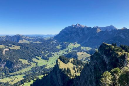 Vom Stockberg genoss man heute einen wundervollen Blick auf die Schwägalp und zum Säntis. Die Luft war sehr klar, was hauptsächlich durch die trockene Luft hervorgerufen worden war. Bildquelle: Markus Kägi.