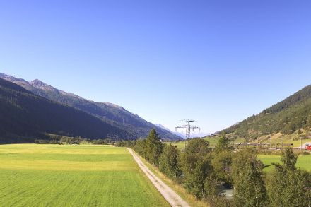 Im Obergoms gibt innerhalb kleiner Distanzen grosse Temperaturunterschiede. Grund dafür sind der nächtliche Kaltluftsee im Talgrund sowie die Expositionsunterschiede zwischen schattigem Nordwesthang und sonnigem Südosthang. Bildquelle: https://obergoms.roundshot.com/oberwald/.