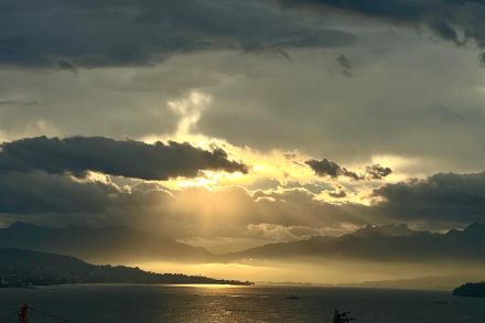 Sonnenaufgang bei Oberrieden mit Blickrichtung Glarner Alpen. (Meteomeldung/App)