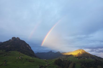 Hinter der Kaltfront reichte es gestern Abend und heute Morgen vielerorts für kurze Aufhellungen. Zusammen mit den nachlassenden Niederschlägen konnten vielerorts Regenbogen beobachten werden, wie hier im Obertoggenburg (Stein). (Foto: Meteomeldung/App)