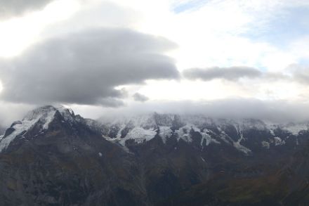 Am 19. Oktober 2023 herrschte am Vormittag im Berner Oberland eine typische Föhnstimmung, besonders gut erkenntlich an der Bewölkung über den hohen Berner Alpen. Diese mächtige Bewölkung wird auch Föhnmauer genannt. Bildquelle: https://schilthorn.roundshot.com/birg/.