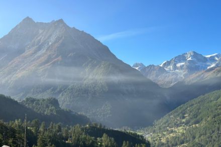 Die weissen Schwaden im Bild sind nicht etwa abgehobene Nebelfelder aus dem Mittelland, sondern Rauch von Waldbränden in Kanada. Dazu lesen Sie mehr im gestrigen Blog.