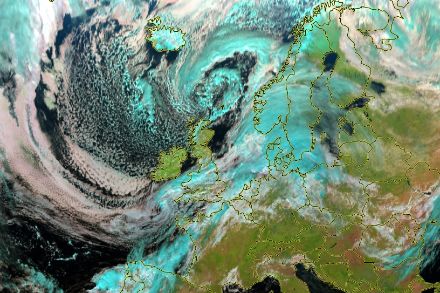 Satellitenbild von heute Mittag. Polarluft strömt von Island Richtung europäisches Festland.