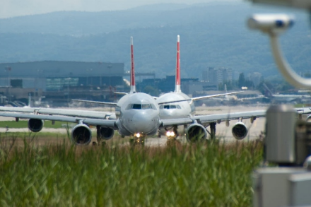Bild des Flughafens Zürich mit zwei Flugzeugen (Quelle: Meteoschweiz)