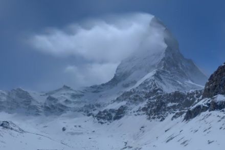 Über den südlichen Walliser Alpen trocknete die Nordströmung bereits in der Nacht zum Sonntag ab. Beim Übergang zu trockenen Verhältnissen bildete sich am Matterhorn eine Bannerwolke, in der kurzzeitig sogar Kelvin-Helmholtz-Wellen sichtbar waren. Bild: Zermatt Bergbahnen, www.matterhornparadise.ch