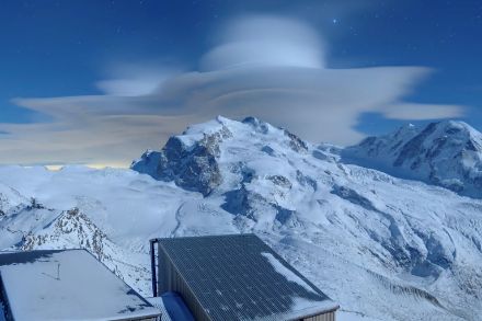 Altocumulus Lenticularis Wolken über den Walliser Hochalpen.
