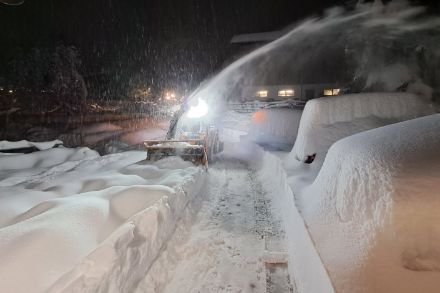 Samstag 02.12.2023 frühmorgens: eine Schneefräse bahnt sich den Weg durch die Gemeinde Klosters. Foto: M. Kasper