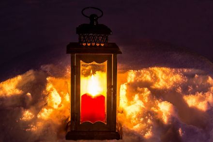 Warmes Kerzenlicht auf weichem Schnee.  Wahrscheinlich erleben viele dies auch an diesen Weihnachten wieder nicht, aber noch ist alles möglich. (Bildquelle: Pixabay)