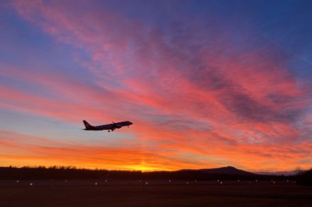 Das Jahr 2023 verabschiedet sich allmählich. Ebenfalls verabschiedet hat sich dieses Flugzeug beim feurigen Start vom Flughafen Zürich am 18. Februar 2023. Im Hintergrund ist eine obere Lichtsäule zu erkennen. Diese entsteht durch Spiegelung des Sonnenlichts an Eiskristallen. Bild: M.Kägi
