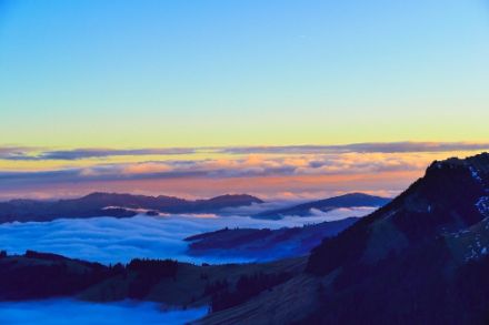 Morgenstimmung kurz vor Sonnenaufgang bei Urnäsch. Die höheren Luftschichten sind bereits recht abgetrocknet, die bodennahen Schichten noch feucht (Nebel). Quelle: Meteomeldungen/App