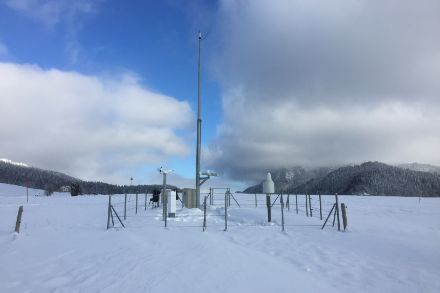 An der automatischen Messstation in Les Charbonnières im Kanton Waadt, auf dem Bild mit Schnee bedeckt, werden unter anderem Temperatur und Niederschlag gemessen. 