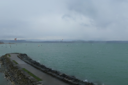 Die Oberfläche des Neuenburgersees ist bereits am Donnerstagmittag wellig. Foto: Roundshot Webcam Neuchâtel