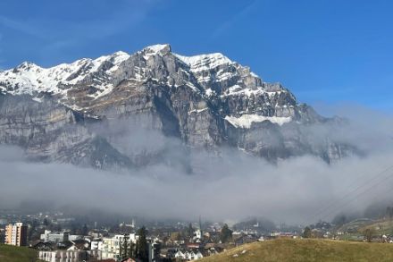 Der Hochnebel, hier von Ennenda (GL) Richtung Wiggis/Rautspitz gesehen, strömte nicht wie üblich von Osten, sondern aus Westen in die Schweiz. Bildquelle: Meteomeldungen/App)