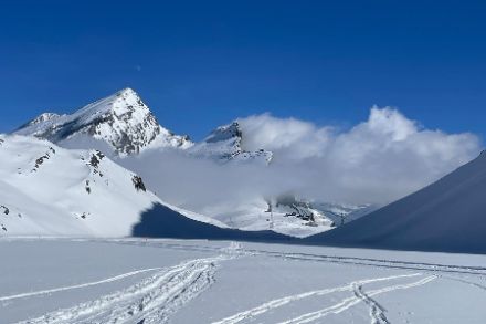 Typisch für beginnende Subsidenz: In den Hochalpen ist es bereits wolkenfrei, in mittleren Berglagen befindet sich aber noch Restbewölkung wie hier bei Leukerbad. Bildquelle: Meteomeldungen/App.