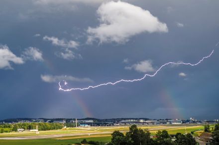 Fotogenes Gewitter über dem Flughafen Zürich. Bild: A. Hostettler