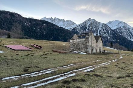 Auch der Nordföhn im Tessin kann gelegentlich Schäden verursachen. Hier bei Dalpe in der Leventina wurde am 23. Dezember 2023 ein Stall abgedeckt. Bild: Matteo Buzzi.