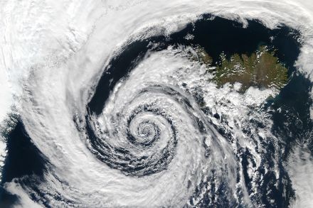 Gut ausgeprägtes Tiefdruckgebiet zwischen Grönland und Island.