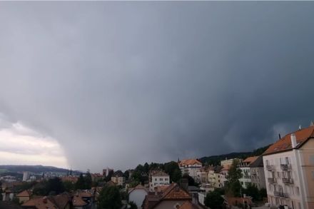Die Gewitterzelle näherte sich am 24. Juli 2023 gegen 11:15 Uhr Ortszeit La Chaux-de-Fonds. Foto stammt aus einem YouTube-Video.