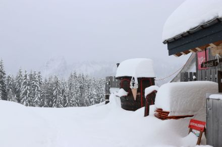 Auf der Ibergeregg liegt derzeit sehr viel Schnee für Ende April. Foto: Daniel Gerstgrasser