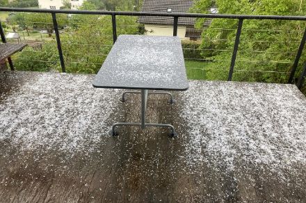 Von Graupel bedeckte Terrasse mit Tisch