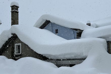 Grosse Schneemengen in Simplon Dorf. 