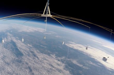 An einem speziellen Gespann fliegen die Radiosonden unter Test unter demselben Ballon bis auf eine Höhe von ca. 35 km
