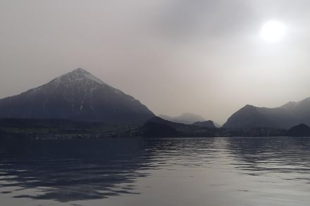 Blick von Merligen über den Thunersee zum Niesen – die Luft durch Saharastaub getrübt. Bild vom 7. April 2024, Quelle: Meteomeldungen/App