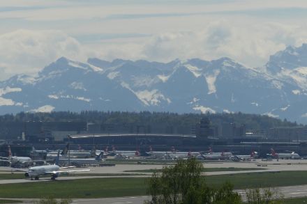 Blick über den Flughafen Zürich hinweg nach Südosten, ganz rechts das Vrenelisgärtli (2905m). Bild: D. Buck