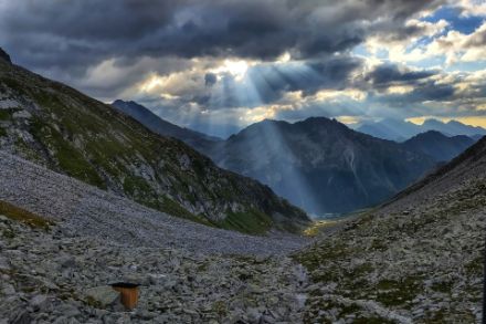 Sonnenstrahlen durchdringen die Wolkendecke in den Bergen. (Quelle: unsplash.com)
