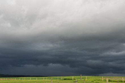 Dunkle Wolken über Bonfol JU am 15. Mai 2024. Bild: Meteomeldungen/App