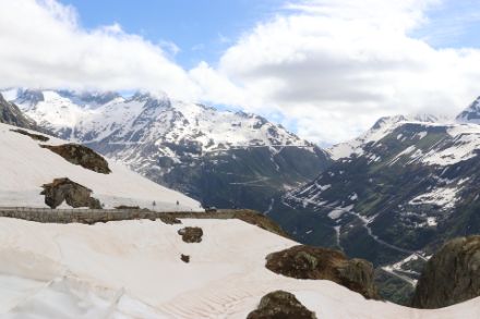 Auf dem Grimselpass kommen derzeit noch kaum sommerliche Gefühle auf, doch in den nächsten Tagen und Wochen wird sich dies allmählich ändern. Bild: Daniel Gerstgrasser.