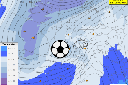 Geopotential und Temperatur am Samstagabend gemäss ECMWF IFS HRES auf rund 500 hPa (ca. 5750m), der Fussball markiert die Position des Höhentiefs. 
