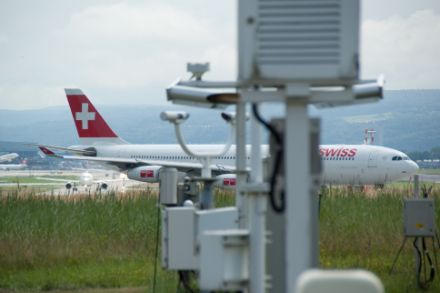 Meteorologische Messinstrumente im Vordergrund, ein Flugzeug im Hintergrund.