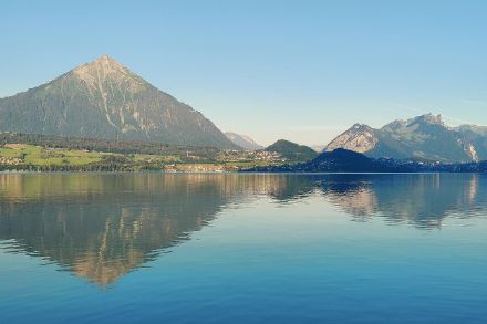Blick von Merligen über den Thunersee zum Niesen (links im Bild). Der Niesen ist 2362 m hoch, im ICON-CH1-EPS wird er mit rund 2050 m, im ICON-CH2-EPS mit rund 1700 m und im ICON-EU mit gut 1300 m ü. M. dargestellt. Foto: Meteomeldung/APP