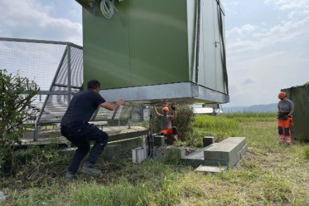 Positionierung der neuen Messkabine am 23. Mai 2023 auf der EMER-Met-Station Grenchen. 