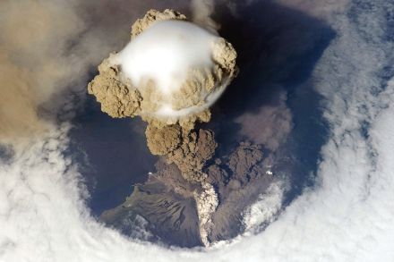 Vulkan Sarychev (Russland), Ausbruch vom 12. Juni 2009, fotografiert von der ISS. Die Wolke erreichte eine geschätzte Höhe von 12 bis 18 km (NASA)