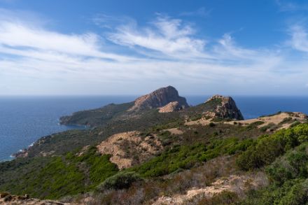 Aussicht über die Halbinsel des Capo Rosso in Korsika. In Korsika, wie auch im übrigen Mittelmeerraum, ist und bleibt es sonnig und heiss. Foto: Patrick Stierli