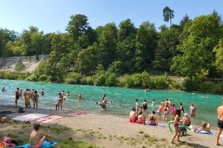 Die Aare bei Bern lockt bei gutem Wetter und angenehmen Wassertemperaturen mitunter tausende SchwimmerInnen und BöötlerInnen an einem einzigen Tag ins Wasser, wie hier am 1. August 2020 am Eichholz (Bild: Florian Storck, BAFU).