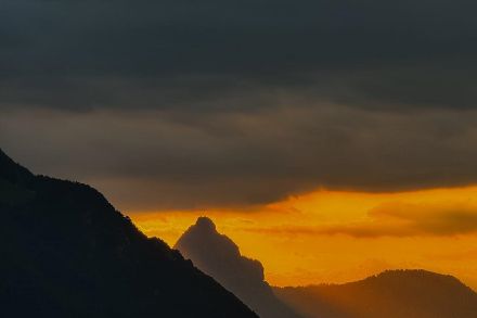 Am Morgen herrschte in Beckenried NW eine schöne Stimmung, allerdings liess der rötliche Himmel erahnen, dass der Tag nicht nur eitel Sonnenschein bringen würde. Bildquelle: Meteomeldungen/App.