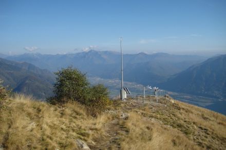 Im Bild: Die Messstation auf dem Gipfel des Cimetta oberhalb von Locarno. Bild: MeteoSchweiz. 
