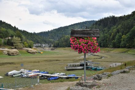 Ausgetrocknete Seeufer wie hier beim Lac de Brenets im August 2022 werden in künftigen Sommern keine Seltenheit mehr sein (Bild: Esther Scheidegger, BAFU).