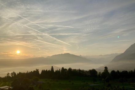Sonnenaufgang bei Root LU am 01.09.2024, dem meteorologischen Herbstbeginn. Für Meteorologinnen und Meteorologen beginnt der Herbst immer am 1. September eines Jahres. Dieser Termin wurde festgelegt, um Messdaten international besser zusammenfassen und vergleichen zu können. Bild: Meteomeldungen/App