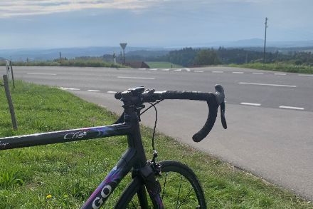 In den nächsten Tagen müssen die Athletinnen und Athleten der Rad-WM in Zürich bei verschiedenen Wetterbedingungen in den Sattel steigen. Bild: Velofahren bei Detligen, Meteomeldungen/App 