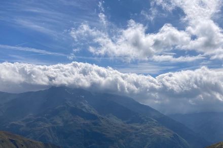 Wie bei Föhn typisch, konnte man auch gestern am Alpenkamm eine Wolkenwand, die sogenannte Föhnmauer, erkennen.  Der Blick geht vom Gütsch ob Andermatt Richtung Südwesten zum Gemsstock, dessen Gipfel sich in Wolken befindet. Bildquelle: Meteomeldungen/App.
