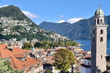 Typisch für Nordwestlagen auf der Alpensüdseite sind fast wolkenloser Himmel und klare Sicht wie heute in Lugano. Bildquelle: Meteomeldungen/App.